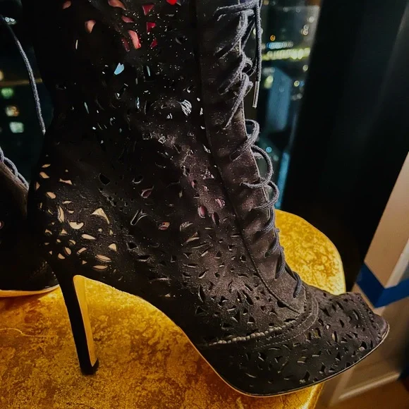 Valentino size 39 Brand New Lattice cut bootie in Black suede - Picture 2 of 6